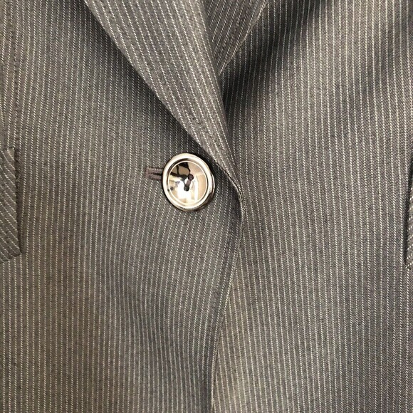 TAHARI BLAZER SUIT PETITE SIZE 6P BUSSINES CASUAL STRIPE GRAY ONE BUTTON - Picture 7 of 8